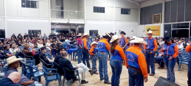 Evento reuniu estudantes, profissionais e empresas do setor em noite de palestras, networking e atrações culturais, como a Cia de Catira de Aparecida do Taboado