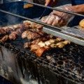 Empreendedores costumam oferecer espetos de carne, preparados em casa ou adquiridos de fornecedores especializados - Foto: Internet