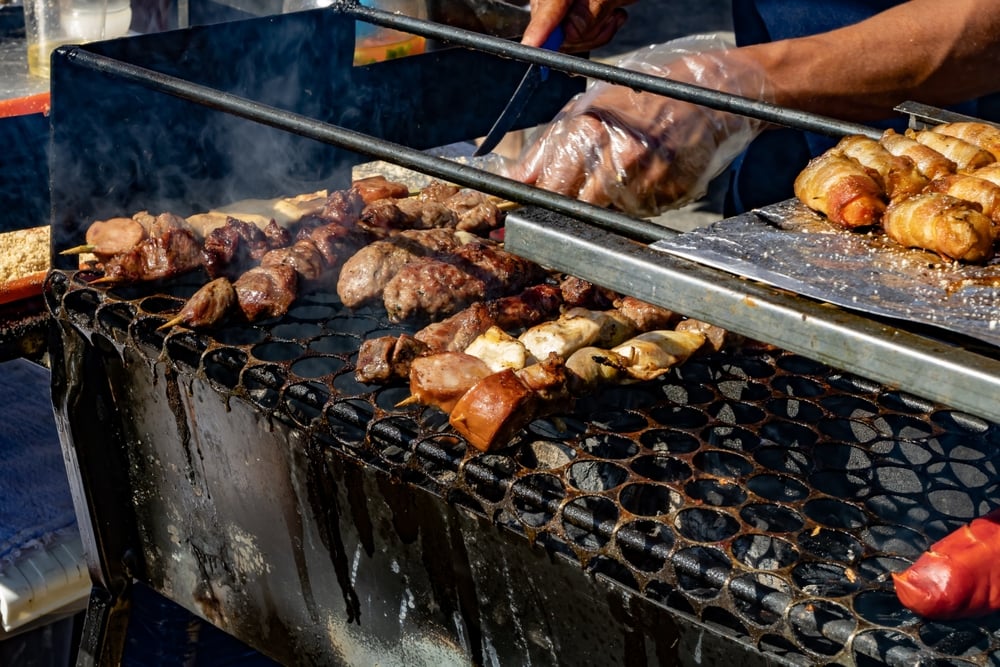 Empreendedores costumam oferecer espetos de carne, preparados em casa ou adquiridos de fornecedores especializados - Foto: Internet
