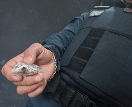 Homem é preso por mandado em aberto e porte de drogas após denúncia de som alto em Três Lagoas