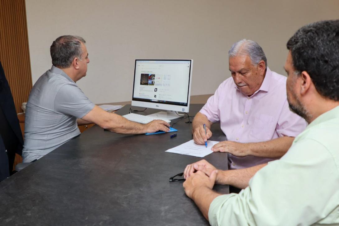 Dirigentes assinam parceria em Campo Grande (Foto: Reprodução/ FFMS)