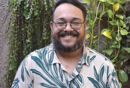 O escritor douradense Antoni Magalhães lança neste sábado (23), às 9h30, na livraria Companhia dos livros, em Dourados, o livro “Anacrônico”.  (Divulgação)