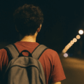 Dados mostram que jovens de 15 a 19 anos estão mais expostos à violência física (Foto: Reprodução/ IA)
