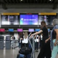 Decisão determina pagamento de R$ 10 mil por danos morais e devolução de R$ 4,9 mil referentes à passagem aérea
- Foto: Rovena Rosa/Agência Brasil