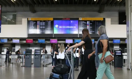 Decisão determina pagamento de R$ 10 mil por danos morais e devolução de R$ 4,9 mil referentes à passagem aérea
- Foto: Rovena Rosa/Agência Brasil