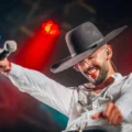 No sábado (30), sobe ao palco Luan Pereira, que promete levantar o público. (Divulgação) 