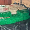 Os policiais encontraram vários tabletes de maconha escondidos na carroceria da carreta. Segundo estimativas preliminares, a carga pode ser de aproximadamente três toneladas da droga. (Foto: Jornal da Nova)