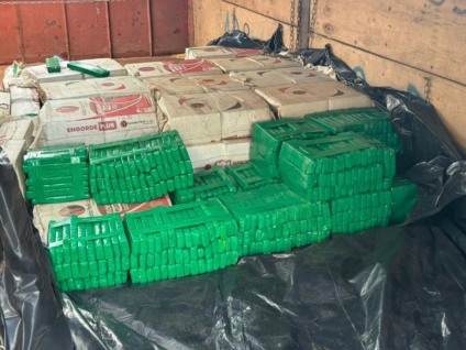Os policiais encontraram vários tabletes de maconha escondidos na carroceria da carreta. Segundo estimativas preliminares, a carga pode ser de aproximadamente três toneladas da droga. (Foto: Jornal da Nova)