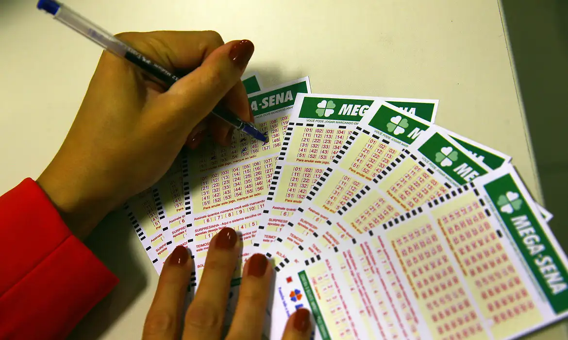 Nenhum apostador acertou as seis dezenas do concurso 2.898 da Mega-Sena, realizado nesta quinta-feira (7). Foto: Reprodução/Agência Brasil.
