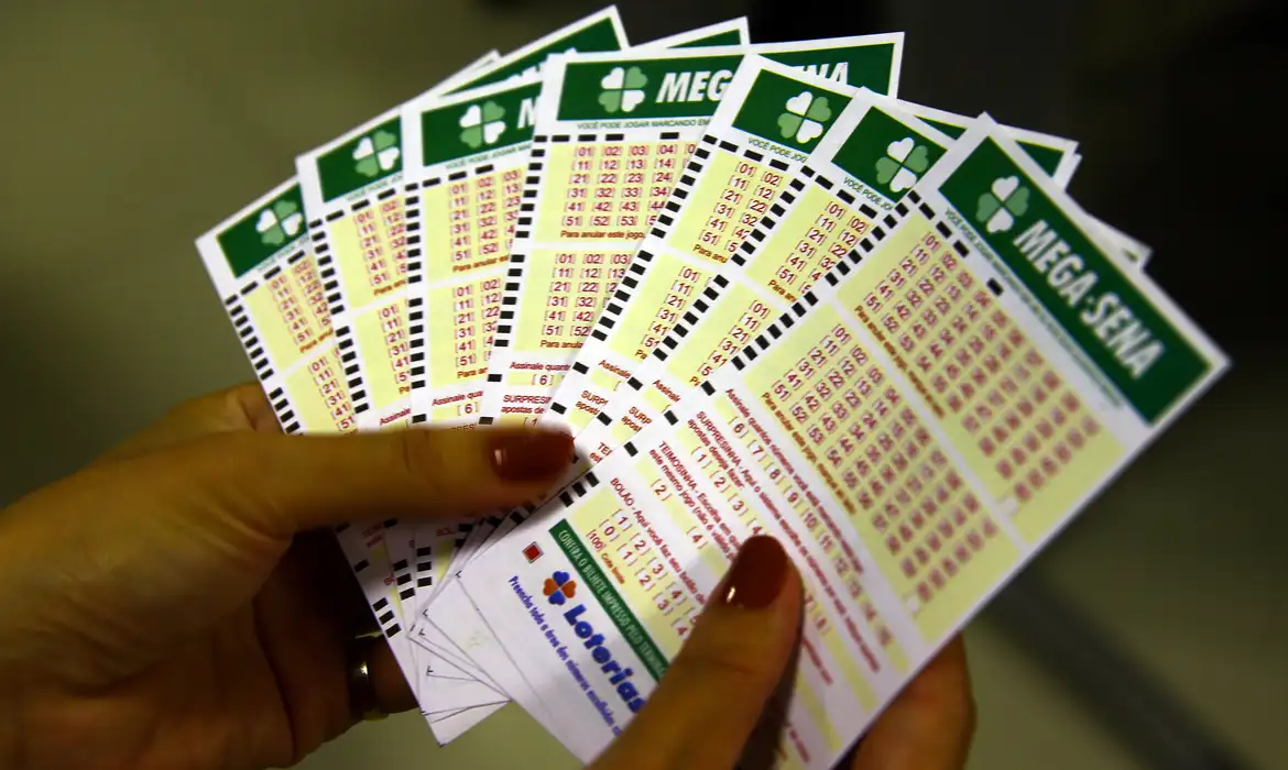 Nenhum apostador acertou as seis dezenas do concurso 2.901 da Mega-Sena, realizado nesta quinta-feira (14). Foto: Reprodução/Agência Brasil.