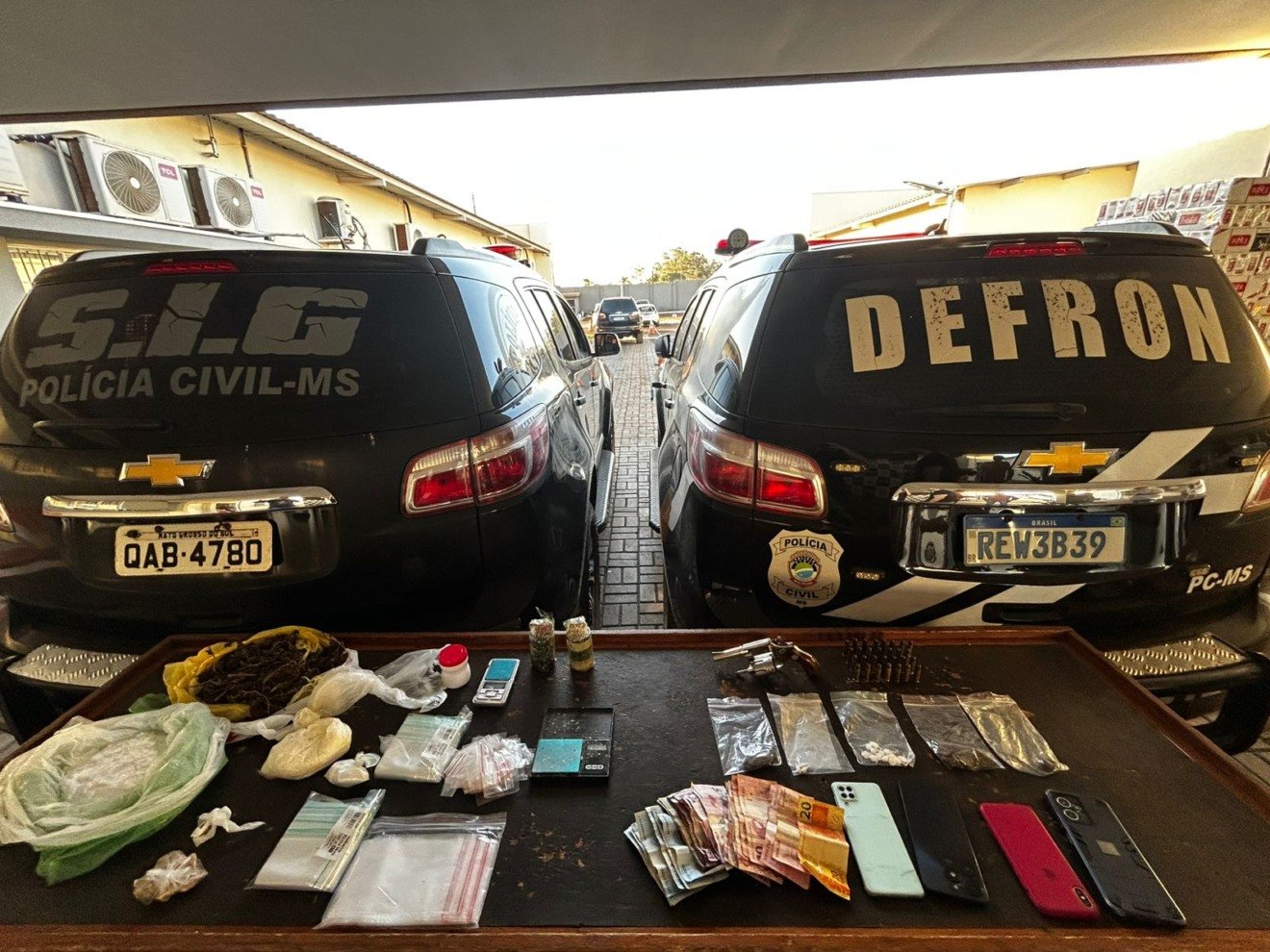 As equipes policiais realizaram abordagens em três pontos utilizados para armazenamento de drogas, armas e munições. Quatro investigados foram presos. (Divulgação/PCMS)