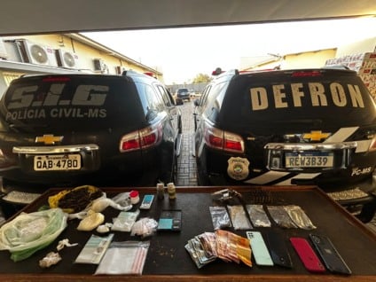 As equipes policiais realizaram abordagens em três pontos utilizados para armazenamento de drogas, armas e munições. Quatro investigados foram presos. (Divulgação/PCMS)