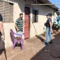 No momento da prisão, Valdinei tentou agredir os policiais com um cabo de vassoura. (Foto: Reprodução/Sidnei Bronka) 