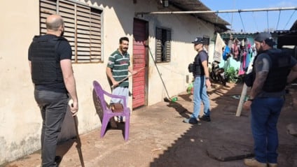 No momento da prisão, Valdinei tentou agredir os policiais com um cabo de vassoura. (Foto: Reprodução/Sidnei Bronka) 
