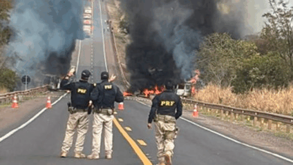 Carretas em chamas interditam a BR-163 em Nova Alvorada do Sul