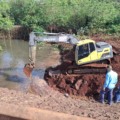 Equipe da Sanesul trabalha para resolver rompimento de adutora. (Divulgação)
