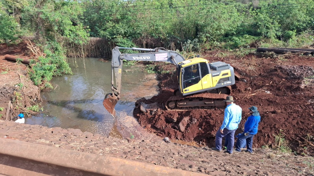 Equipe da Sanesul trabalha para resolver rompimento de adutora. (Divulgação)