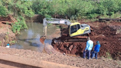 Equipe da Sanesul trabalha para resolver rompimento de adutora. (Divulgação)