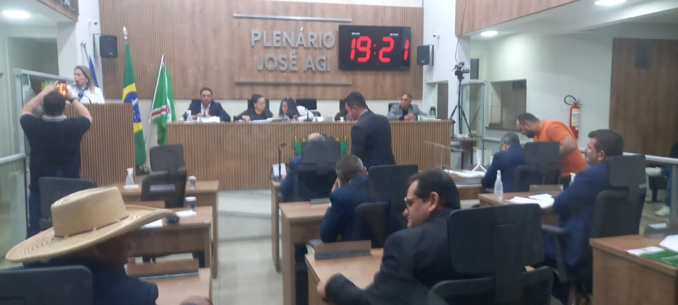Vereadores durante a 26ª sessão ordinária discutem projetos e indicações. 