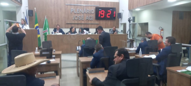 Vereadores durante a 26ª sessão ordinária discutem projetos e indicações. 
