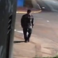 Suspeito caminha pelas ruas do Jardim Batistão em Campo Grande (Foto: Reprodução/ PCMS)