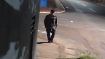 Suspeito caminha pelas ruas do Jardim Batistão em Campo Grande (Foto: Reprodução/ PCMS)