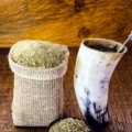 Além da erva de tereré, empresa fabrica versões para chimarrão e uma variedade de chás, como camomila, hibisco, hortelã, boldo e erva-doce, além do chá-mate com diferentes aromas (Foto: Reprodução/ iStock)