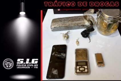 Segundo a polícia, a equipe estava monitorando o local e acabou flagrado o investigado em posse porções de crack e maconha. (Divulgação/PCMS/Dourados) Segundo a polícia, a equipe estava monitorando o local e acabou flagrado o investigado em posse porções de crack e maconha. (Divulgação/PCMS/Dourados)