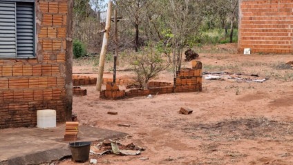 Polícia isolou o local em Anhanduí onde jovem enterrou bebê natimorto