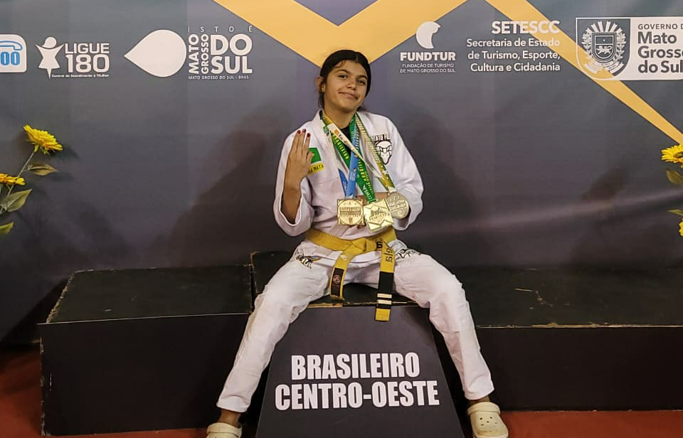 A jovem atleta Isabela Mata, de apenas 11 anos, tricampeã brasileira centro-oeste de jiu-jitsu e detentora de diversos títulos estaduais e municipais, está de malas prontas para disputar o Mundial de Jiu-Jitsu no Rio de Janeiro. Foto: Reprodução/TVC HD.