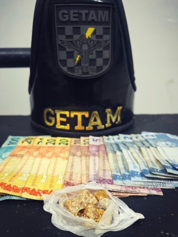 Jovem é preso por tráfico de drogas após ser flagrado com porções de crack em praça de Três Lagoas