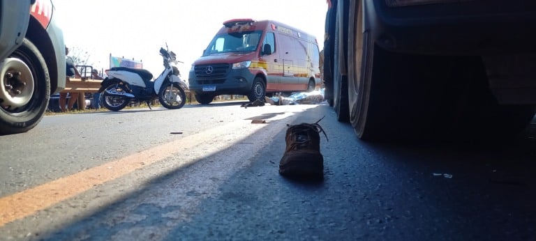 Motociclista morre em acidente com carreta no anel viário da BR-262