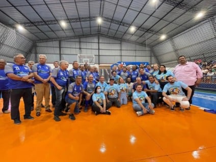 Ex-atletas e autoridades celebraram a reinauguração da Quadra "Floriscena Laurinda de Castro" (Foto: DICOM) 