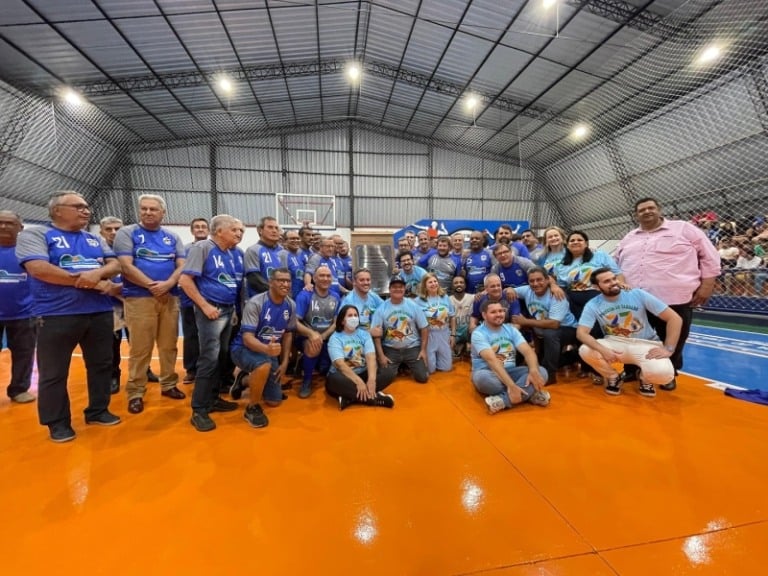 Ex-atletas e autoridades celebraram a reinauguração da Quadra "Floriscena Laurinda de Castro" (Foto: DICOM) 