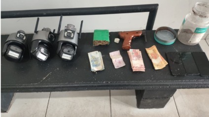 Arma artesanal, drogas e eletrônicos apreendidos pela PM em Três Lagoas
