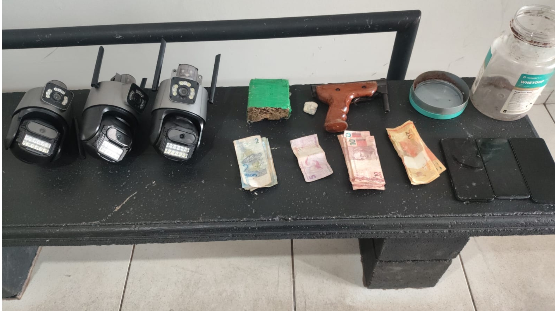 Arma artesanal, drogas e eletrônicos apreendidos pela PM em Três Lagoas