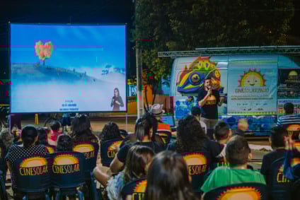 Cinema movido a energia solar oferece sessões gratuitas em Três Lagoas
