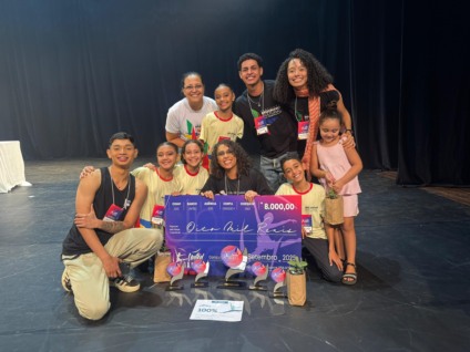 Bailarinos do Moinho e Cia de Danca do Pantanal recebendo premiação  - Foto: Assessoria