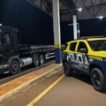 Batalhão de Polícia Militar Rodoviária prendeu um homem de 29 anos, que tentava levar uma carreta roubada para o Paraguai. (Divulgação PRF/MS)