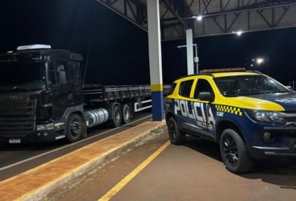 Batalhão de Polícia Militar Rodoviária prendeu um homem de 29 anos, que tentava levar uma carreta roubada para o Paraguai. (Divulgação PRF/MS)
