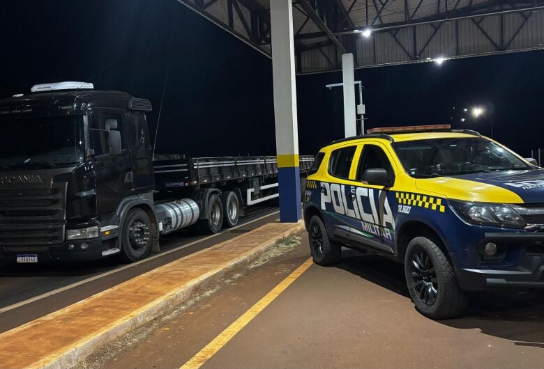 Batalhão de Polícia Militar Rodoviária prendeu um homem de 29 anos, que tentava levar uma carreta roubada para o Paraguai. (Divulgação PRF/MS)