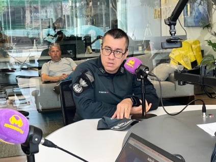 Robson Roberto Lopes Ramos, tenente-coronel da PM, no estúdio da rádio Massa Dourados (Foto: Raissa Vitória/ Massa DDS)