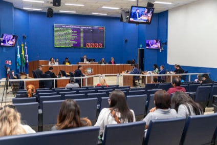 Sessão é marcada por debates sobre ar-condicionado nas escolas, transporte e saúde