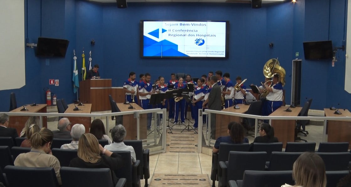 O evento reuniu representantes de 13 municípios da região, além de autoridades estaduais, para debater melhorias na qualidade, no acesso e na humanização do atendimento médico. Foto: Reprodução/TVC HD.