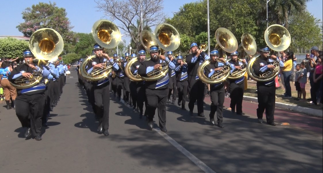 Entre os destaques estiveram as apresentações da 3ª Bateria de Artilharia Antiaérea, do 2º Batalhão de Polícia Militar, do 5º Grupamento de Bombeiros, da Polícia Civil, Polícia Científica, Defesa Civil e Samu, além de projetos como Pelotão e Patrulha Mirim, Bombeiros do Amanhã e Patrulha Florestinha. Foto: Reprodução/TVC HD.
