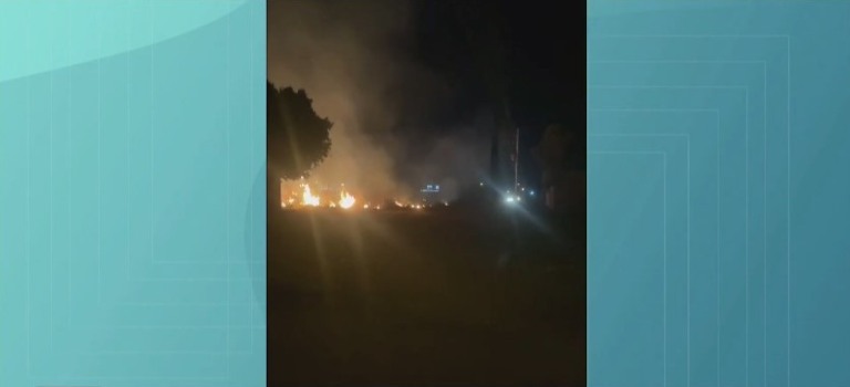 TVC na Rua: terreno baldio no Jardim Alvorada é tomado por fogo