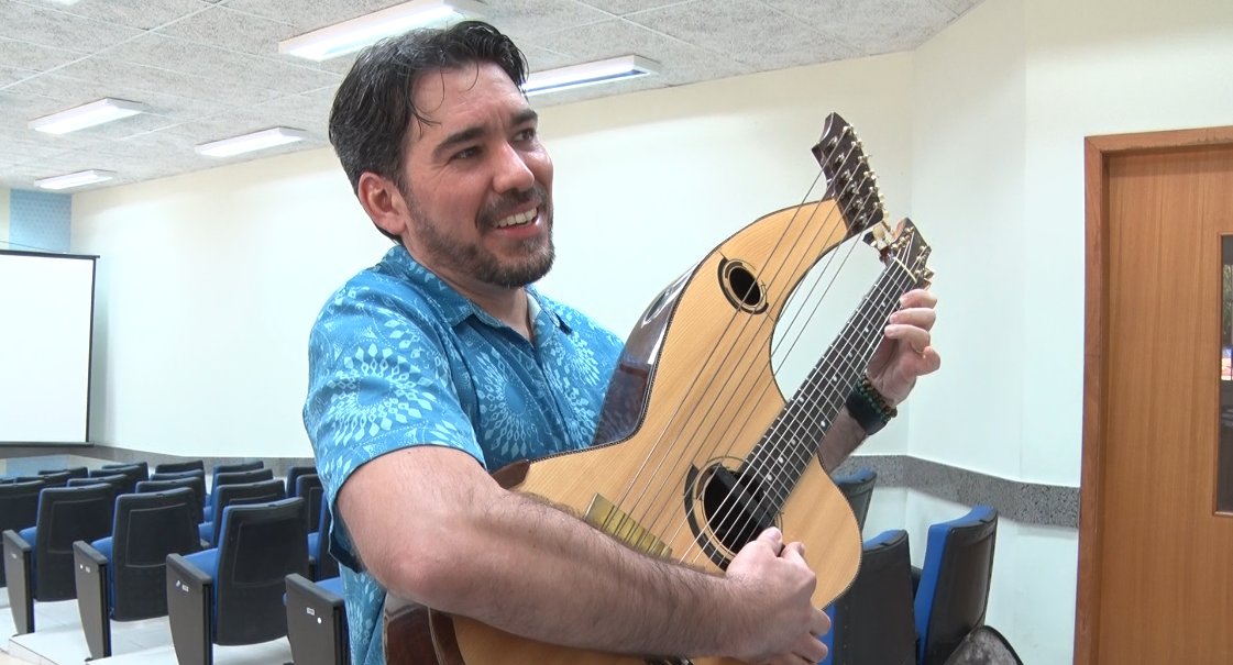 O show tem duração de cerca de 50 minutos e acontece às 17h45, horário pensado para contemplar tanto quem encerra o expediente da tarde quanto quem inicia o período noturno. Foto: Reprodução/TVC HD.