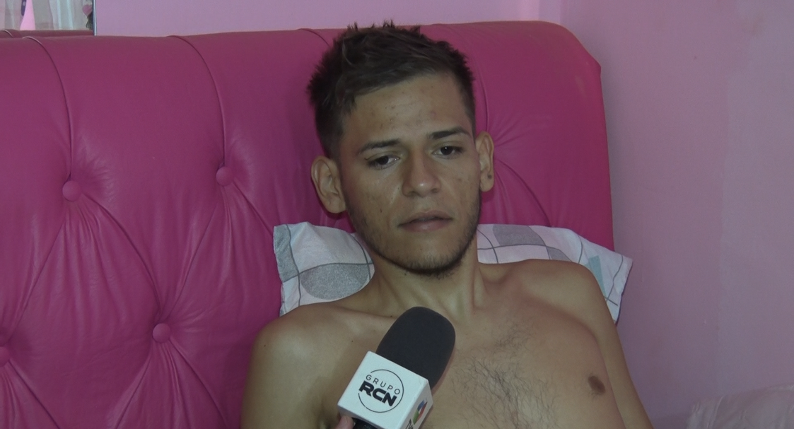 Sem trabalhar, com esposa e três filhos, a família de Claudinei aguarda que o Município e o Estado consigam encaminhá-lo para uma cidade que possa realizar, segundo os familiares, um procedimento cirúrgico para a reconstrução parcial dos ossos da bacia. Foto: Reprodução/TVC HD.