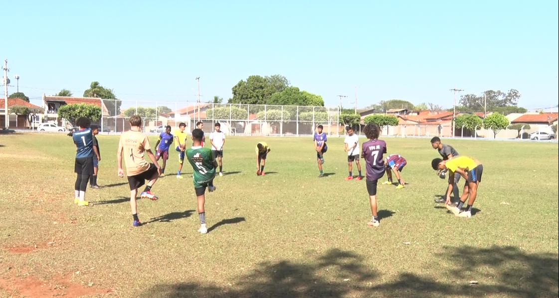 O time sub-16 da Secretaria Municipal de Esporte, Juventude e Lazer (Sejuvel) é o líder de sua chave, enquanto a equipe sub-14 ocupa a vice-liderança na competição. Foto: Reprodução/TVC HD.