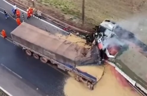 Carretas colidiram na BR-163 - Foto: Reprodução/ Campo Grande Mil Grau